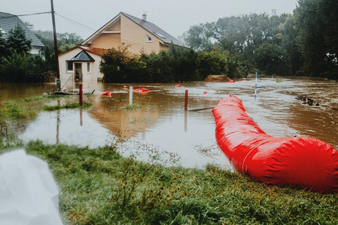 Kodėl lietaus vanduo užtvindo rūsius: 7 klaidos montuojant drenažo sistemą ir kaip jų išvengti